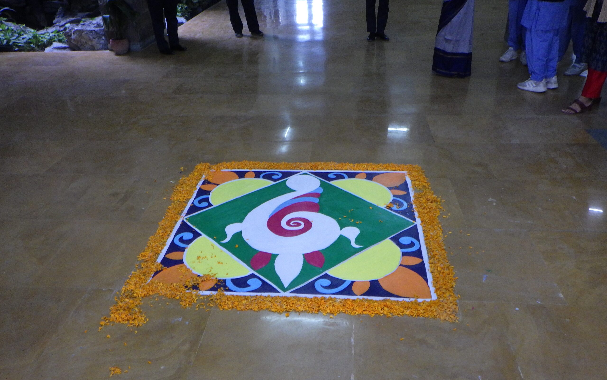 Uttam School for Girls の校内入口にあるRangoli.
花びらを使って描かれています.