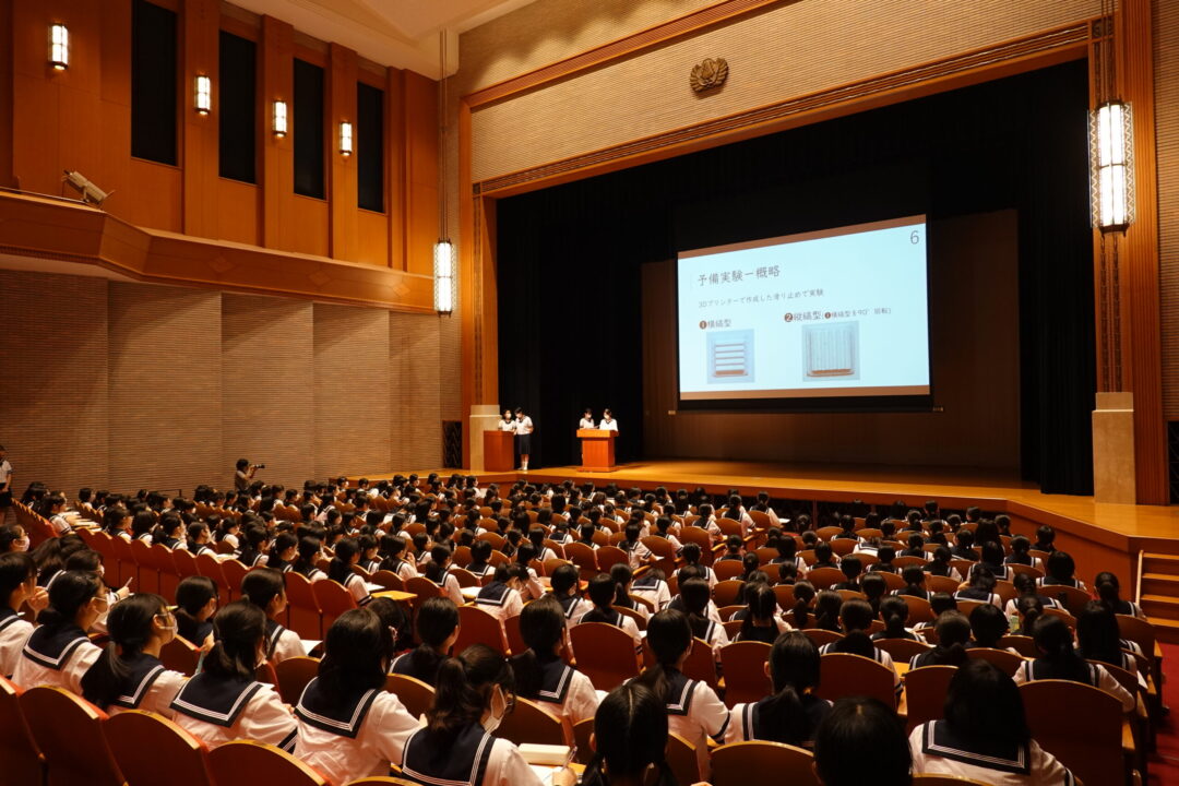 講堂で口頭発表