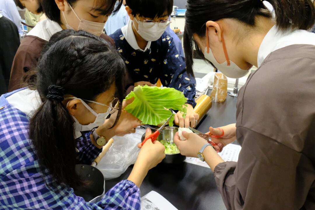 野菜を細かく切る