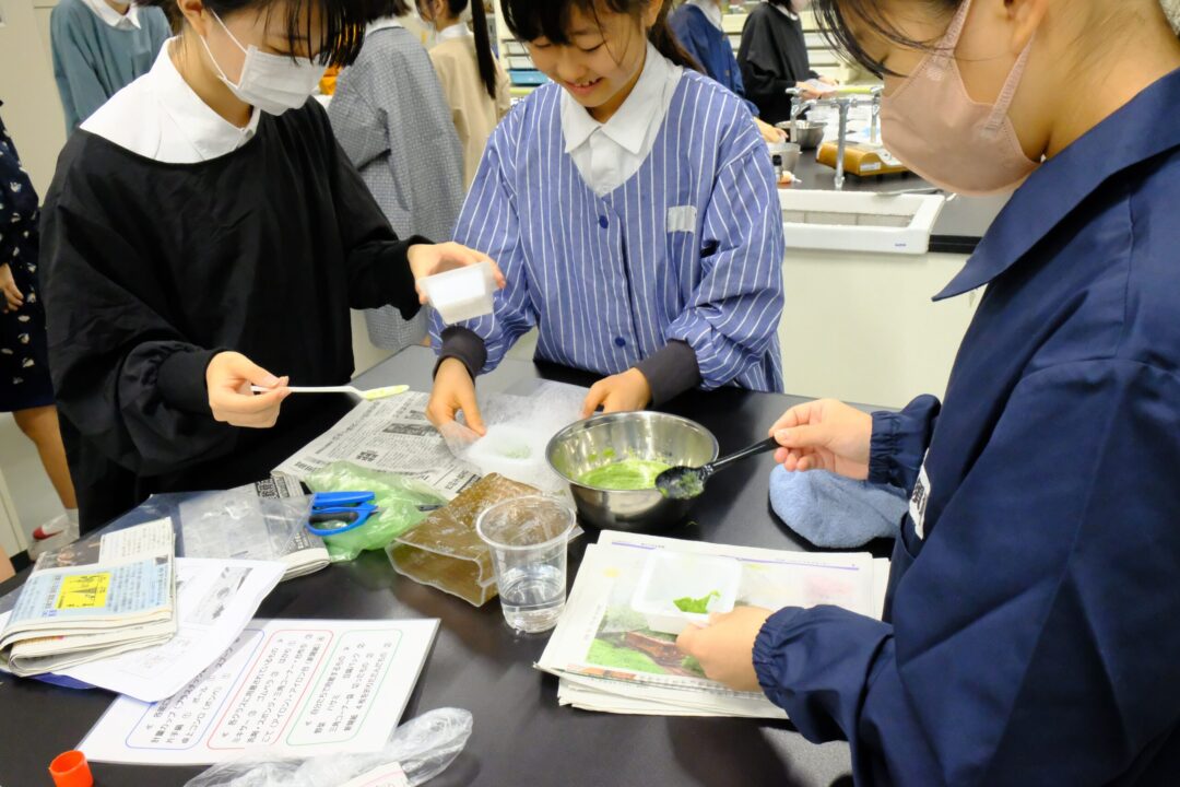 野菜繊維を型に流し漉く